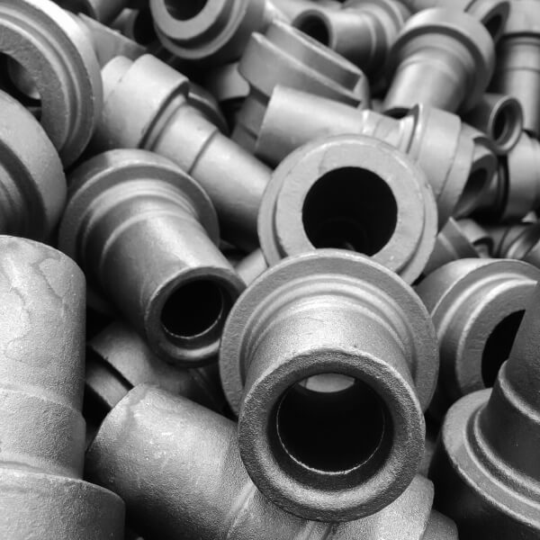 Gros plan d'une personne appliquant une couche de finition transparente sur ses ongles manucurés, soulignant les techniques pour améliorer la durabilité et la brillance du vernis.