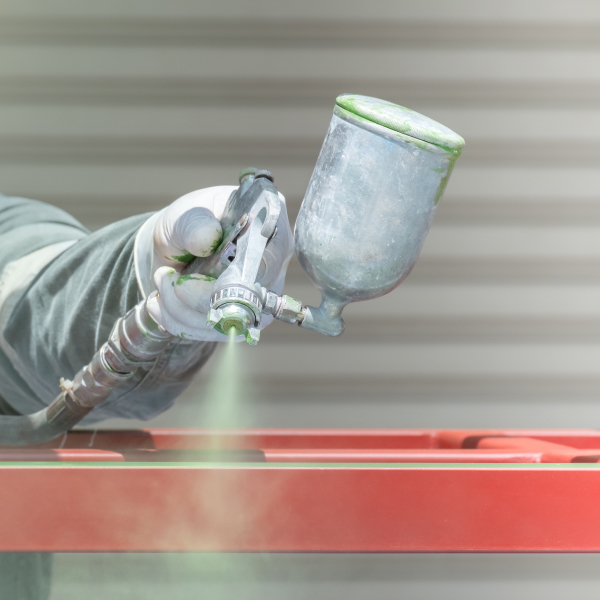 Pulvérisation de peinture industrielle montrant la différence avec la peinture conventionnelle en termes de résistance et d’application